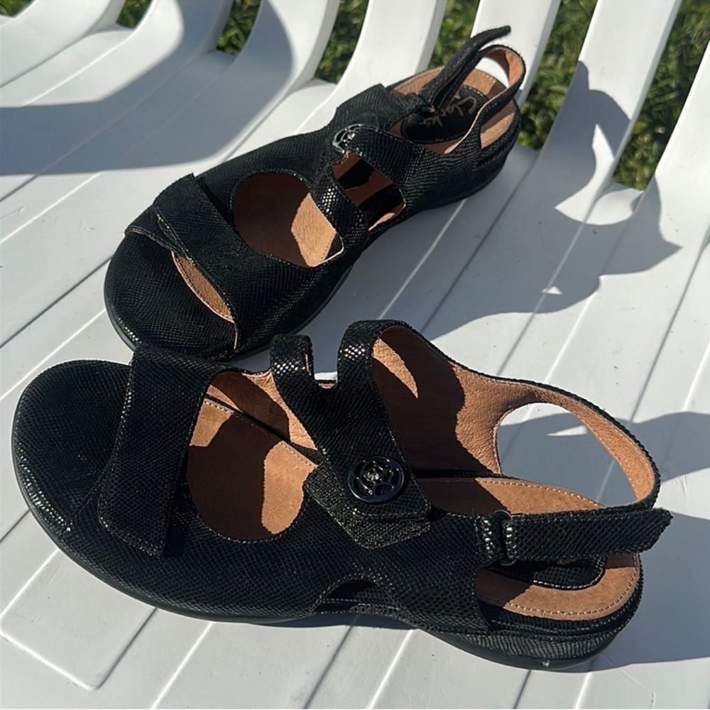 Clarks Black Textured Slingback Sandals Size 8